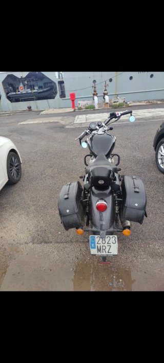 Royal Enfield Super Meteor 650 Negra