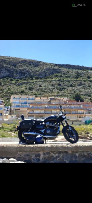 Royal Enfield Super Meteor 650 Negra