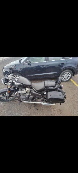Royal Enfield Super Meteor 650 Negra