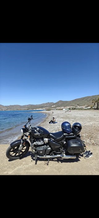Royal Enfield Super Meteor 650 Negra
