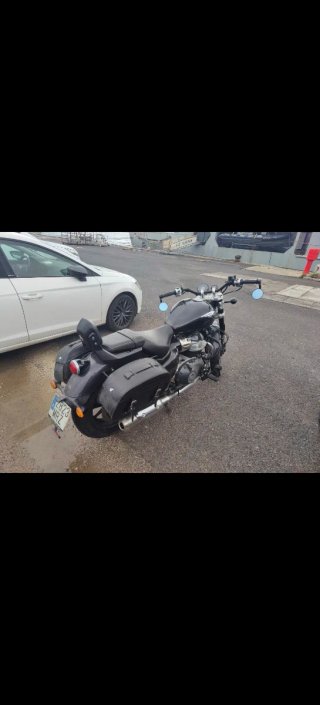 Royal Enfield Super Meteor 650 Negra