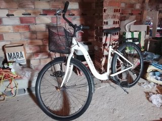 Bicicleta urbana blanca con cesta