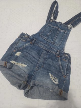 Pantalón de Peto vaquero corto desgastado