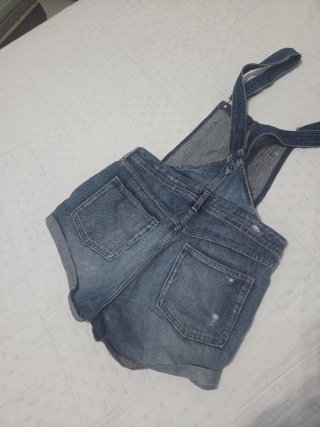 Pantalón de Peto vaquero corto desgastado