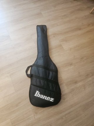 Bajo Ibanez Rojo con Funda