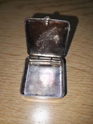Pastillero antiguo con pájaro y flores