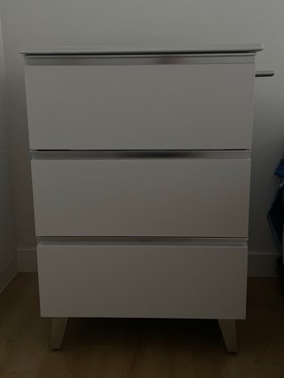 Mueble de baño con lavabo blanco