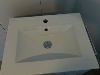 Mueble de baño con lavabo blanco