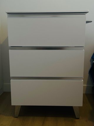 Mueble de baño con lavabo blanco