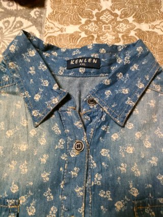 Camisa vaquera floral azul y blanca