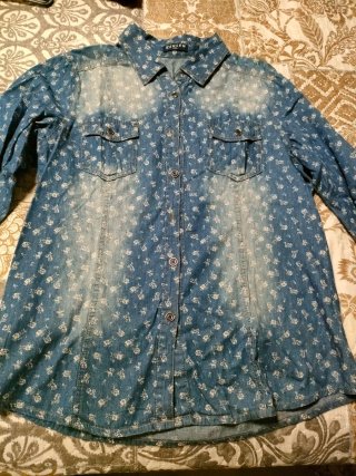 Camisa vaquera floral azul y blanca