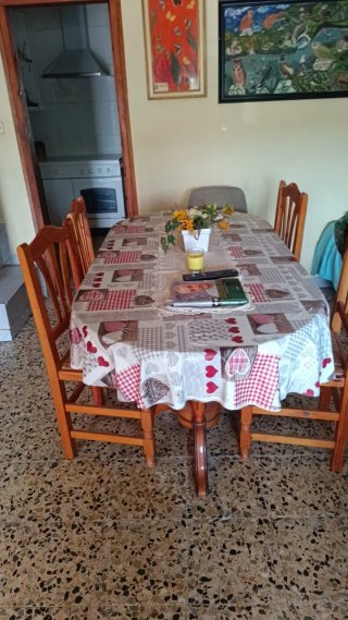Mesa de comedor con sillas