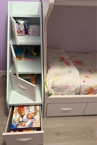 Litera con cajones y escalones.