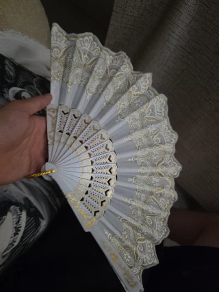Abanico blanco y dorado elegante