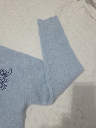 Rebeca lana azul cielo con bordado Stich