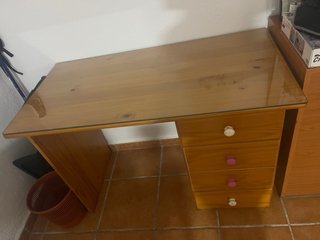 Escritorio de madera con cajones y cristal
