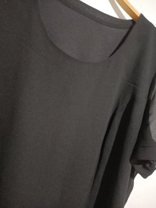 Blusa negra de manga corta