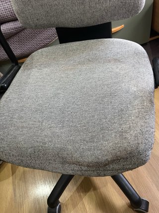Sillón de oficina gris y negro