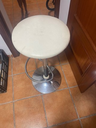 Taburete alto plateado y blanco
