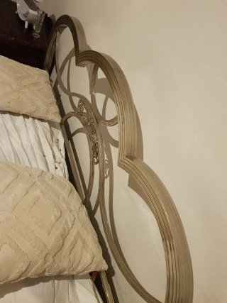 Cama antigua de metal