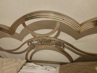 Cama antigua de metal