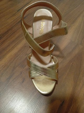 Zapatos de tacón dorados