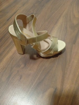 Zapatos de tacón dorados