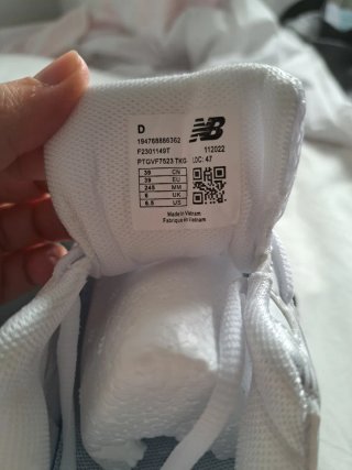 Zapatillas New Balance Blancas y Plateadas