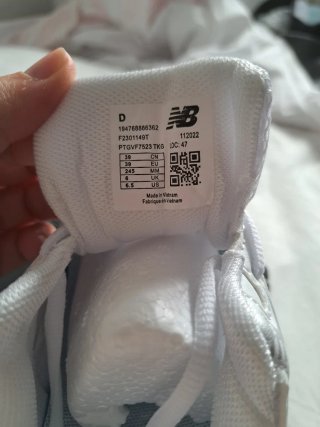 Zapatillas New Balance Blancas y Plateadas