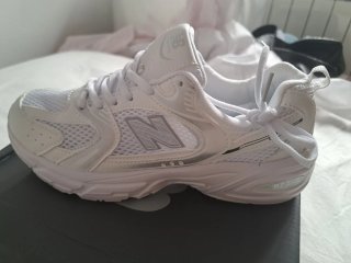 Zapatillas New Balance Blancas y Plateadas