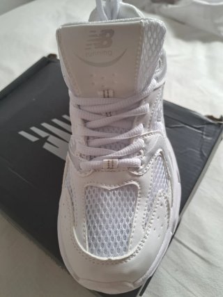 Zapatillas New Balance Blancas y Plateadas
