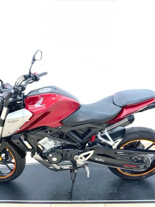Honda CB125R Naked Roja y Negra