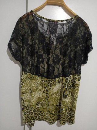Blusa verde con estampado de leopardo