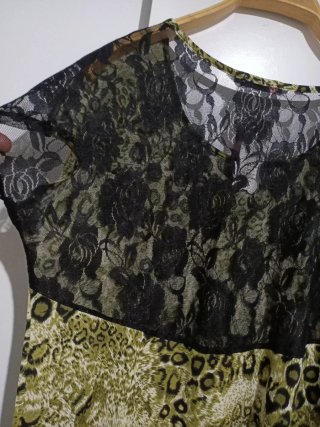 Blusa verde con estampado de leopardo