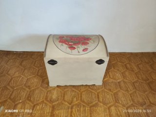 Baúl de madera decorado con flores