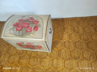 Baúl de madera decorado con flores