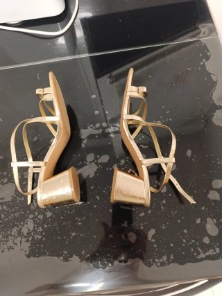 Sandalias doradas Stradivarius fiesta