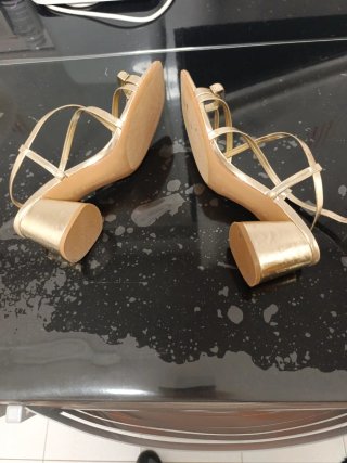 Sandalias doradas Stradivarius fiesta