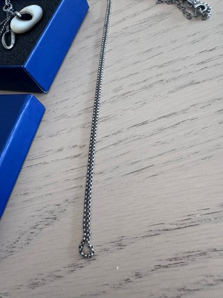 Collar plateado con colgantes y cadena