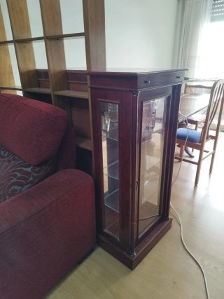 Juego de dos vitrinas de madera y cristal