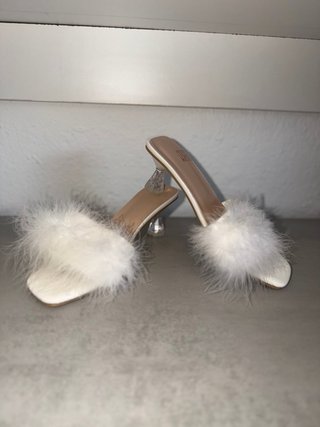 Sandalias de tacón transparentes con plumas