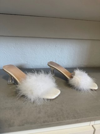 Sandalias de tacón transparentes con plumas