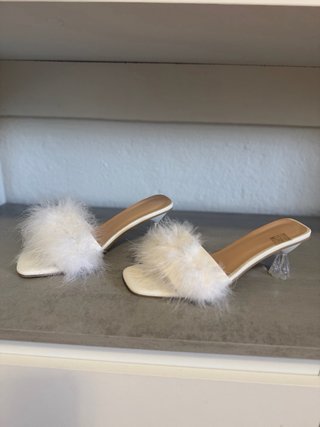 Sandalias de tacón transparentes con plumas