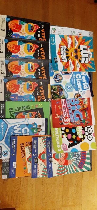 Libros de texto 3 de primaria colegio Pablo VI Ávi