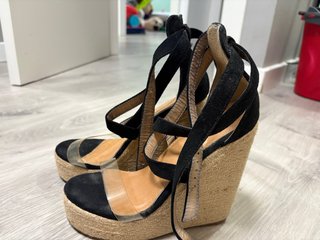 Sandalias de cuña negras y beige