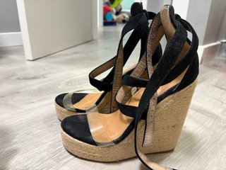 Sandalias de cuña negras y beige
