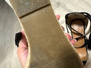 Sandalias de cuña negras y beige