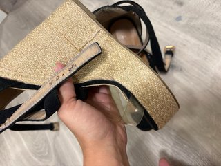 Sandalias de cuña negras y beige