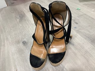 Sandalias de cuña negras y beige