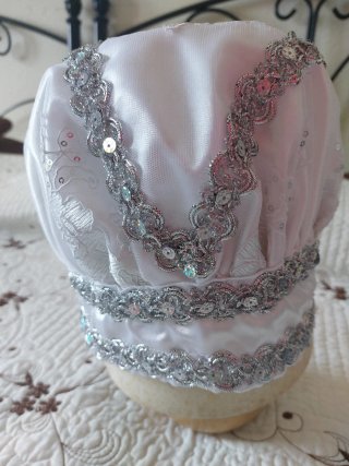 Gorros religioso blancos,Rojo con adornos plateado